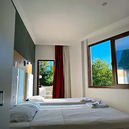 Ugur Hotel *